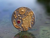 358 - BROSCHE | Moai Liebe, ES, Gold, Brillanten, Rubinherz, Gold Positive