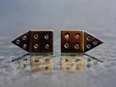 381 - OHRSTECKER | GO, Edelstahl, Gold, Brillanten, Turn / Braille Art