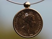 236 - ANH�NGER | Kiwi Trip, Edelstahl, Gold, Kiwi zwei Dollar, Brillanten, Rubin, zweiseitig, Starlight Coin