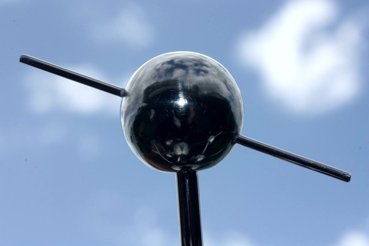 THE LIGHT SCULPTURE by Hans-Leo Peters