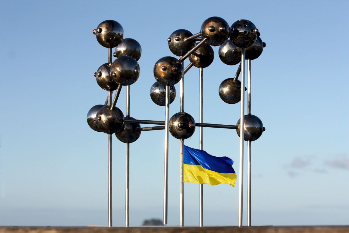 Sky Sculpture UKRAINE war for freedom with sound in the wind, artwork in current time by Hans-Leo Peters 2023